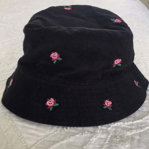 Lands’ End navy floral bucket hat & scarf set - Picture 2 of 14